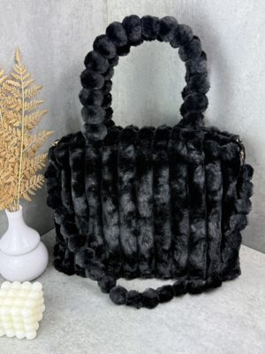 schwarze flauschige Handtasche aus weichem Plüsch mit strukturiertem Design. Rechteckige Form mit kurzem Henkel und langem Schulterriemen. Trendige Damen Tasche, ideal für Alltag, Freizeit und besondere Anlässe.