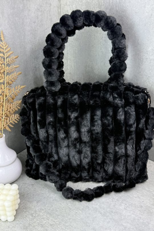 schwarze flauschige Handtasche aus weichem Plüsch mit strukturiertem Design. Rechteckige Form mit kurzem Henkel und langem Schulterriemen. Trendige Damen Tasche, ideal für Alltag, Freizeit und besondere Anlässe.