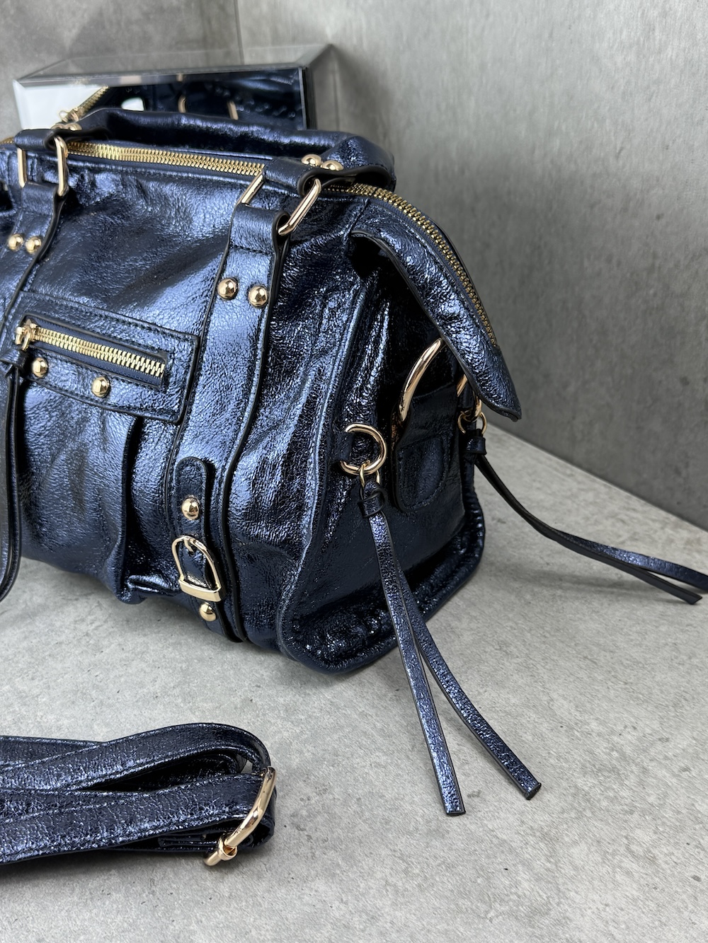 Marco Moda Handtasche Dunkelblau mit metallic Look goldene details schultergurt