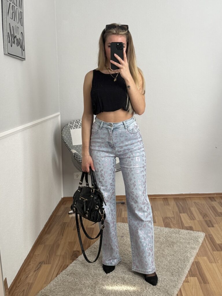 Leo Strass Jeans Damen von Marco Moda – figurbetonte Stretch Jeans mit rosa Leo Strasssteinen auf der Vorderseite für einen glamourösen Look