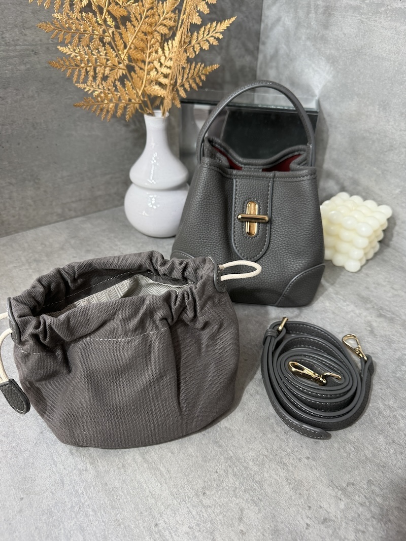 Graue Beuteltasche mit elegantem Henkel Marco Moda