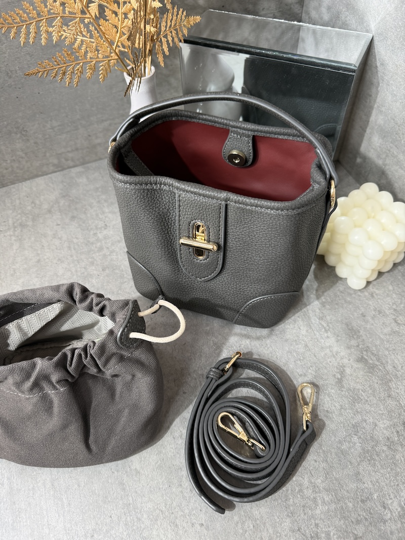 Goldfarbene Details der grauen Livia Beuteltasche