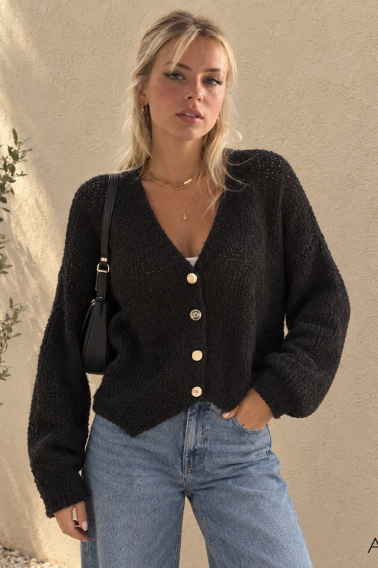 Schwarzer Oversize Cardigan für Damen mit vier goldenen Knöpfen