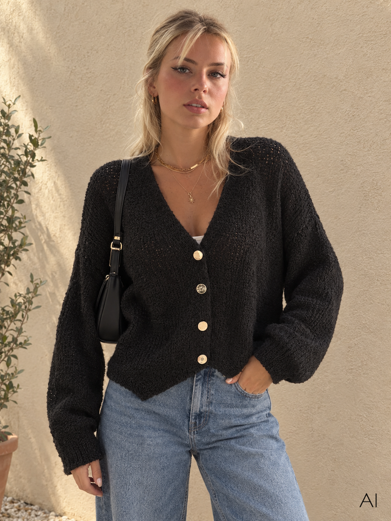 Schwarzer Oversize Cardigan für Damen mit vier goldenen Knöpfen
