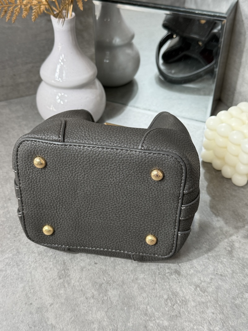 Elegante graue Beuteltasche für Damen Livia Damenhandtasche in Grau mit goldfarbenen Details