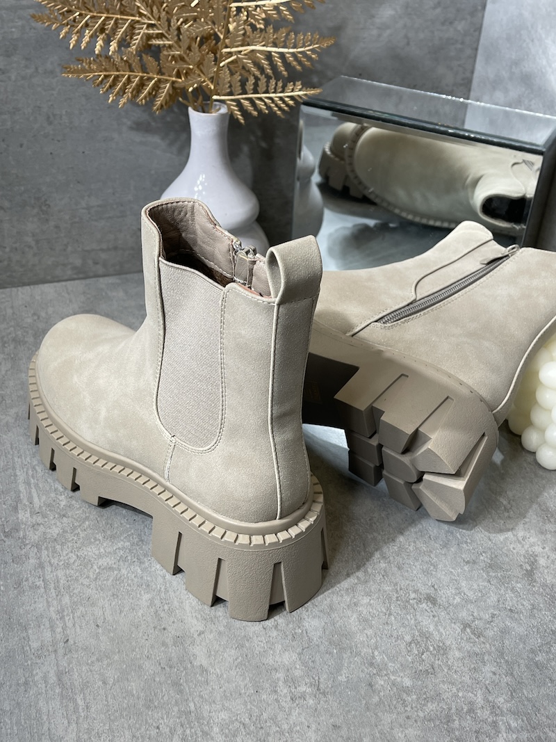 Beige Chunky Boots mit elastischem Gummieinsatz an der Außenseite für mehr Bewegungsfreiheit