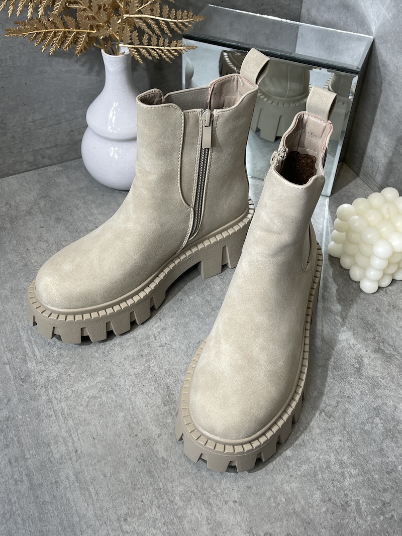 Detailansicht beiger Chunky Boots mit praktischem Reißverschluss an der Innenseite
