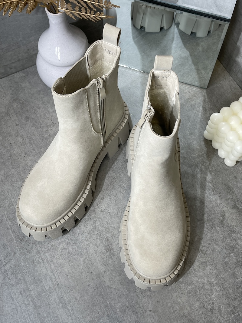 Cremefarbene Chunky Boots mit weichem Plüschfutter