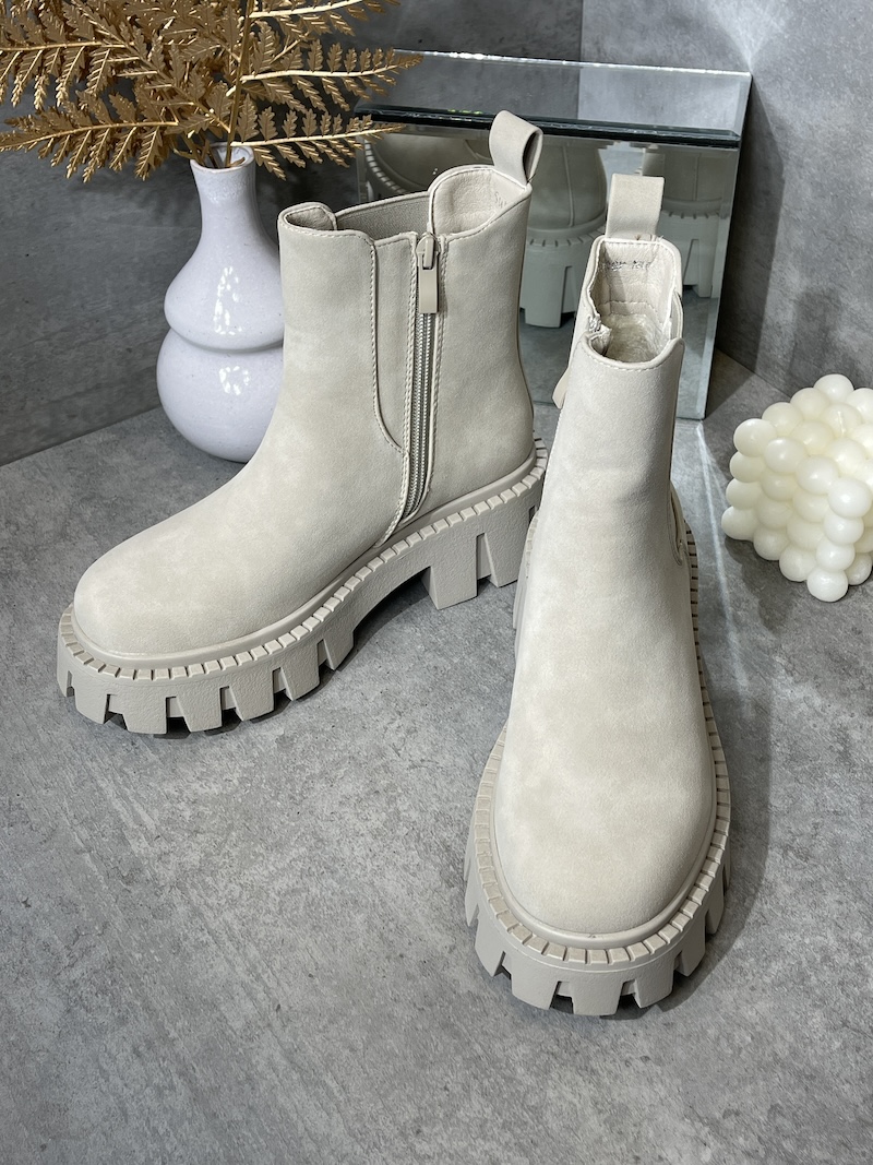 Cremefarbene Boots mit elastischem Seiteneinsatz