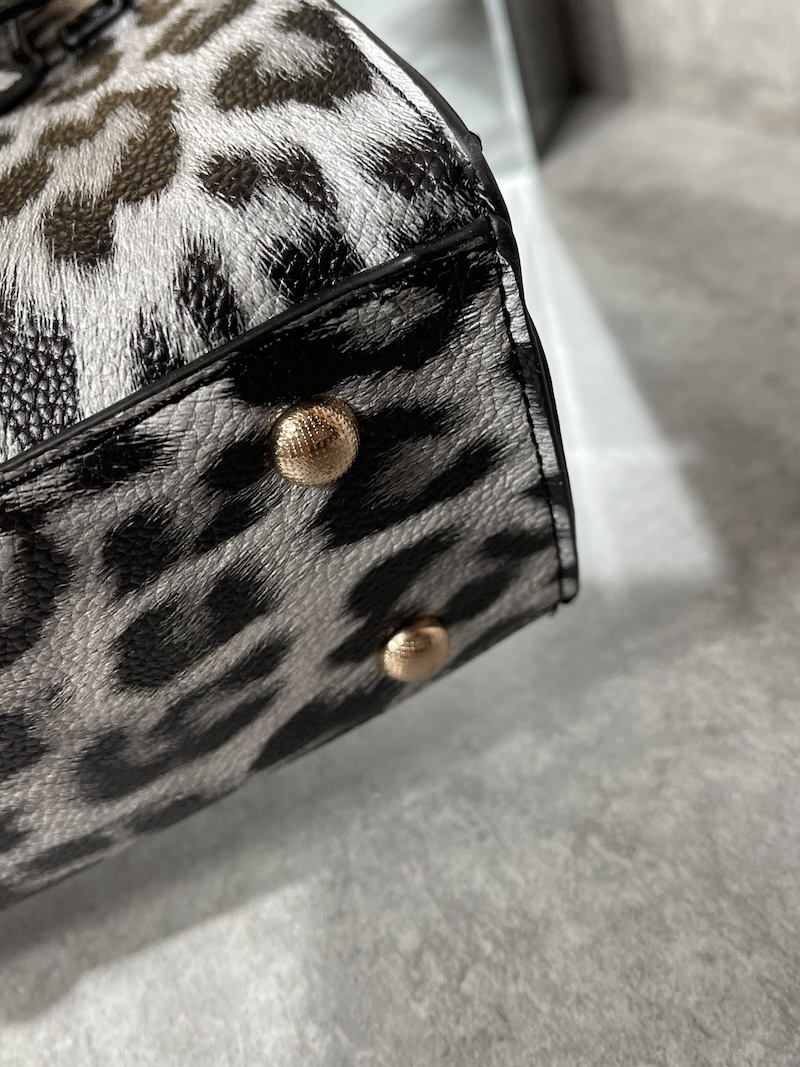 Weiße Leo Handtasche mit goldfarbenem Verschluss marco moda