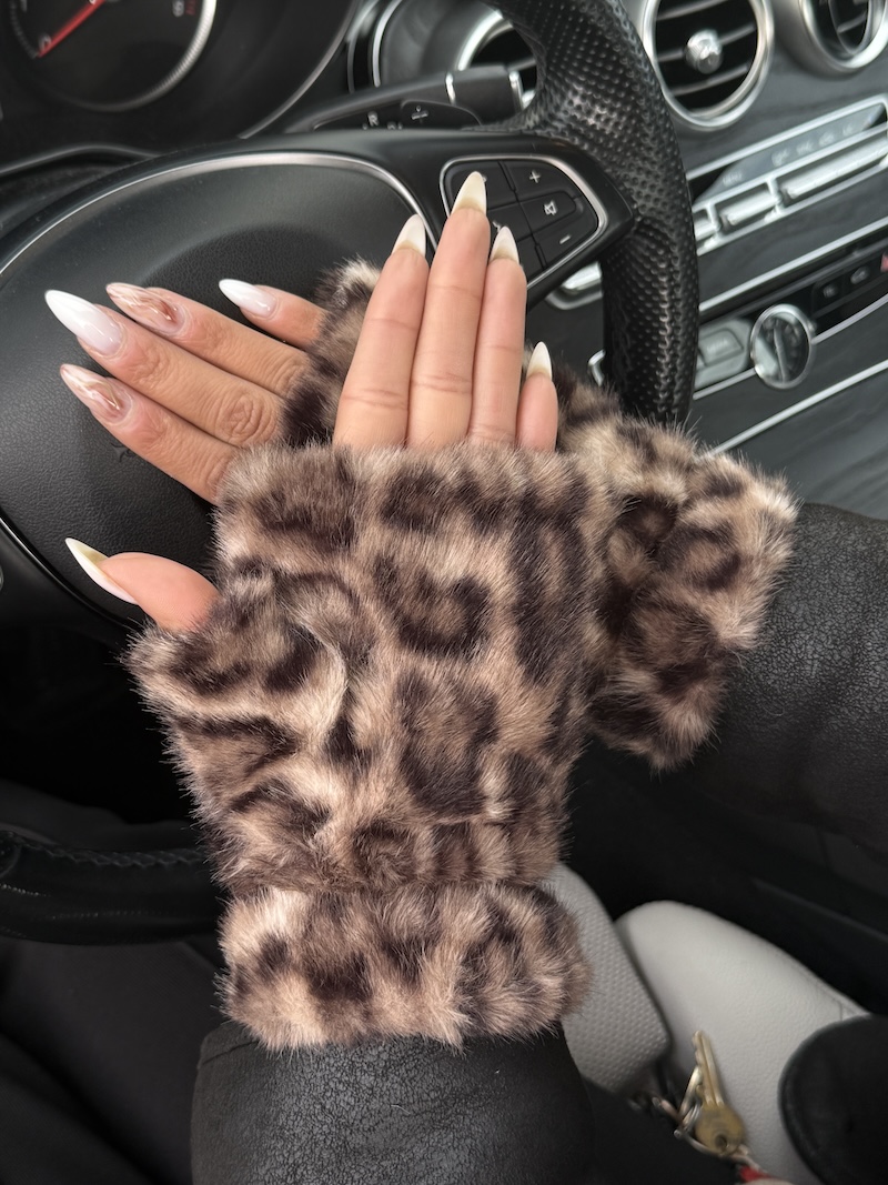 Leo-Handstulpen als modisches Winteraccessoire