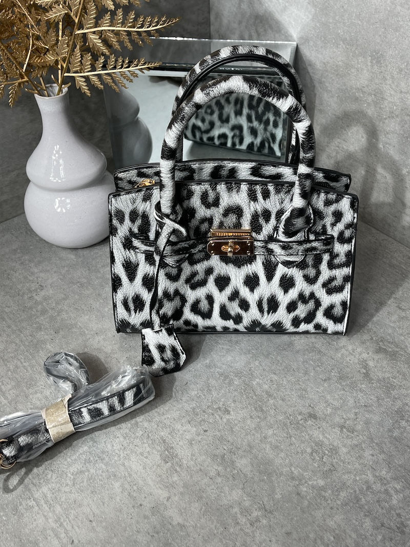 Weiße Handtasche mit Leo Muster und praktischem Schulterriemen marco moda animal print leopard