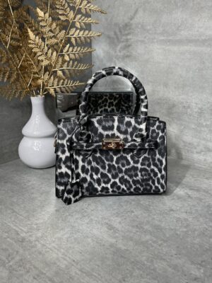 Leo Tasche in Schwarz mit passendem Schultergurt