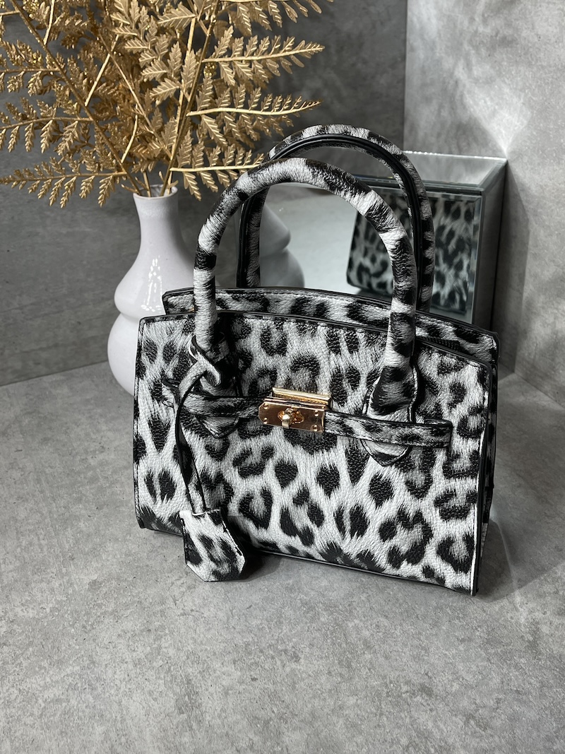 Weiße Damenhandtasche mit auffälligem Leo Print marco moda