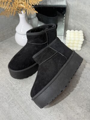 Schwarze Plateau Boots Damen zu einem eleganten Winteroutfit