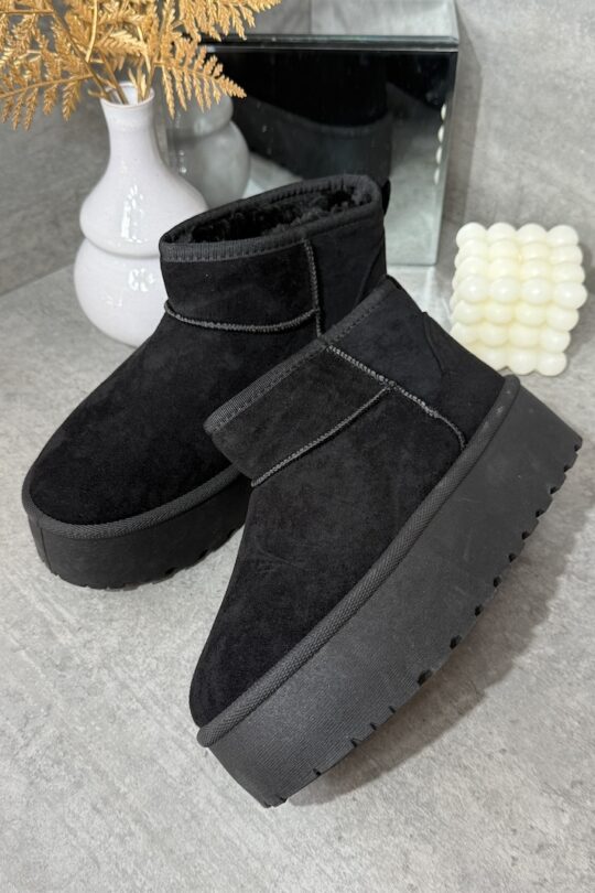 Schwarze Plateau Boots Damen zu einem eleganten Winteroutfit