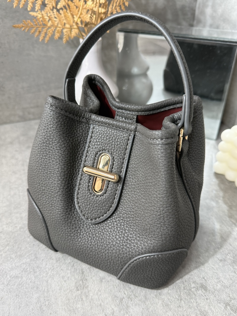Elegante graue Handtasche für Damen Livia Beuteltasche Grau – Detailaufnahme