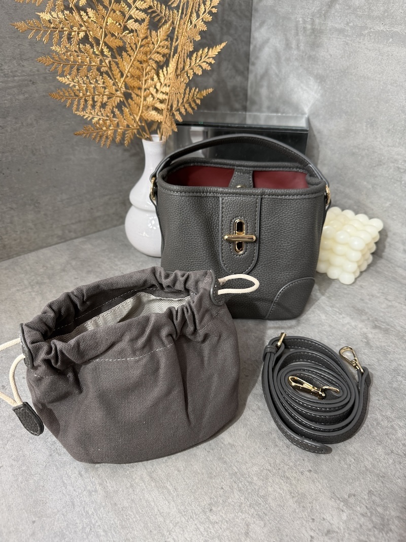 Graue Damenhandtasche im zeitlosen Design Livia Beuteltasche Grau von Marco Moda